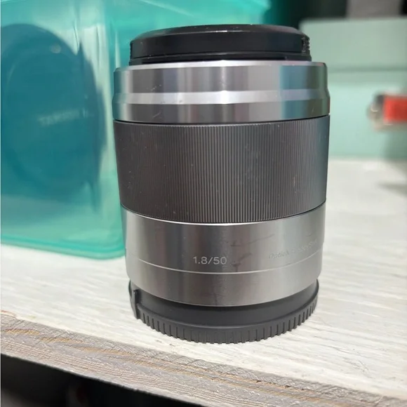 Sony e-mount 50mm Silver Camera Lens - Picture 2 of 3